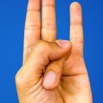 Ali veste, kaj se zgodi, če prstanec s palcem pritiskate k dlani?